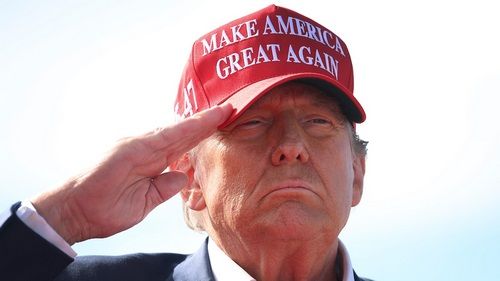 trump-rassemblement-ohio-salut-casquette-maga (Copier).jpg